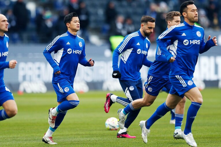 「1年前はJ2→ドイツ5部」上月壮一郎22歳の堂々1部デビュー…長谷部誠と握手、鎌田大地vs吉田麻也のW杯組対決も〈現地撮影〉(7)