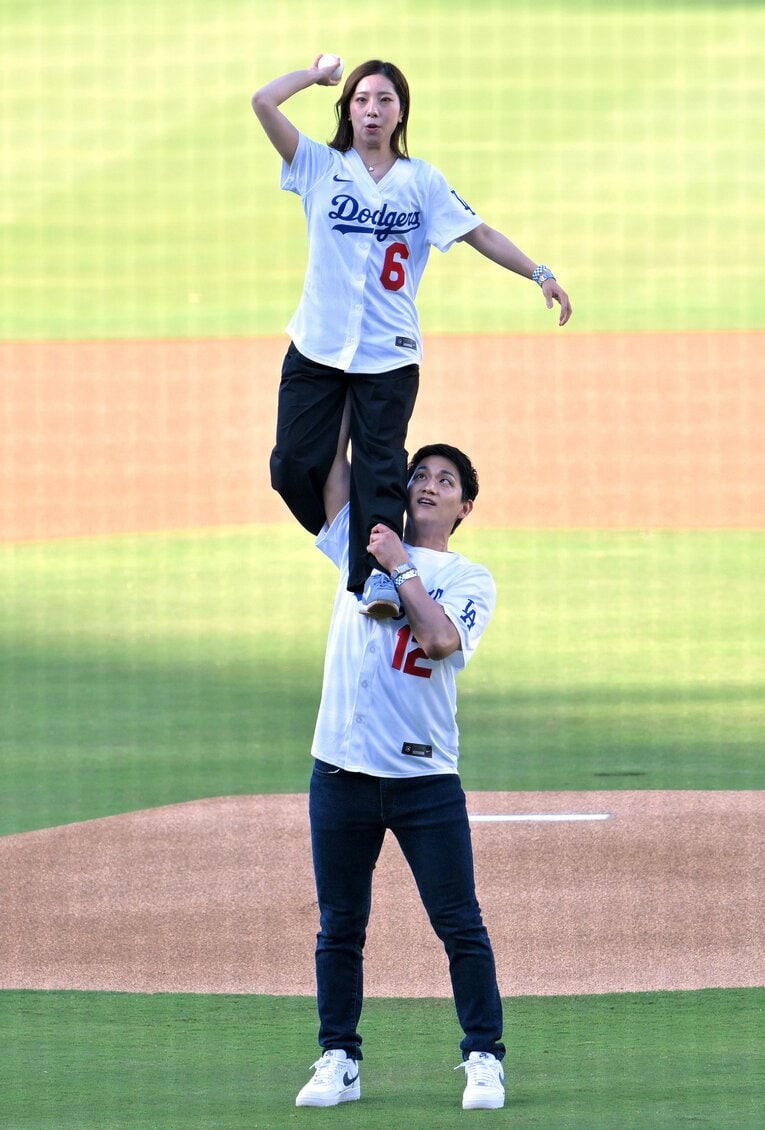 ドジャースタジアムで史上初？の「リフト始球式」にチャレンジ　©JIJI PRESS