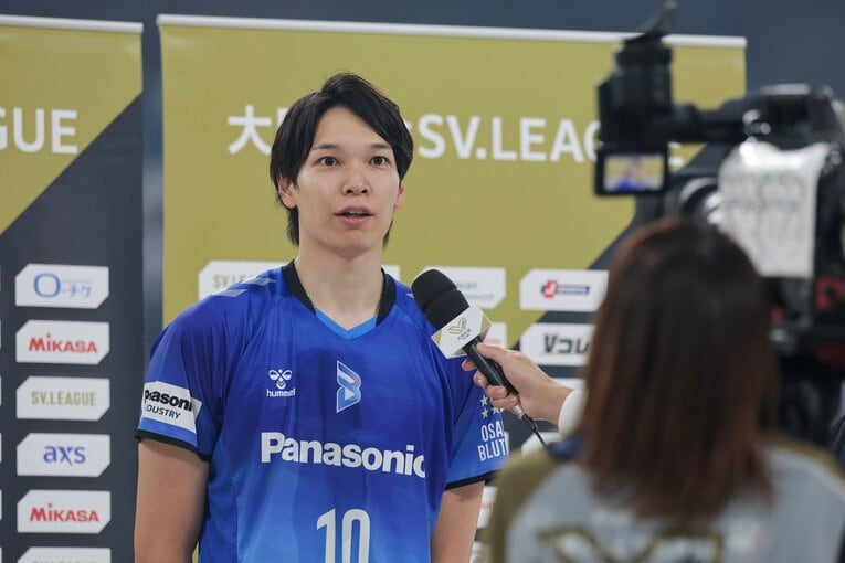 試合後、キャプテンとしてインタビューを受ける山内晶大　©︎SV.LEAGUE