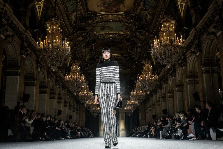 パリでランウェイする新井さん（2018年）　©Getty Images