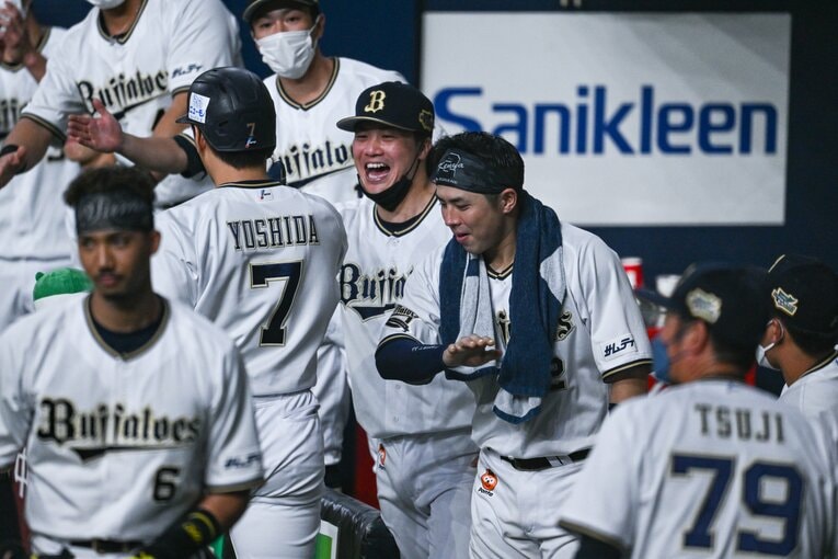 吉田正尚をベンチで迎える若月と伏見　©︎Nanae Suzuki