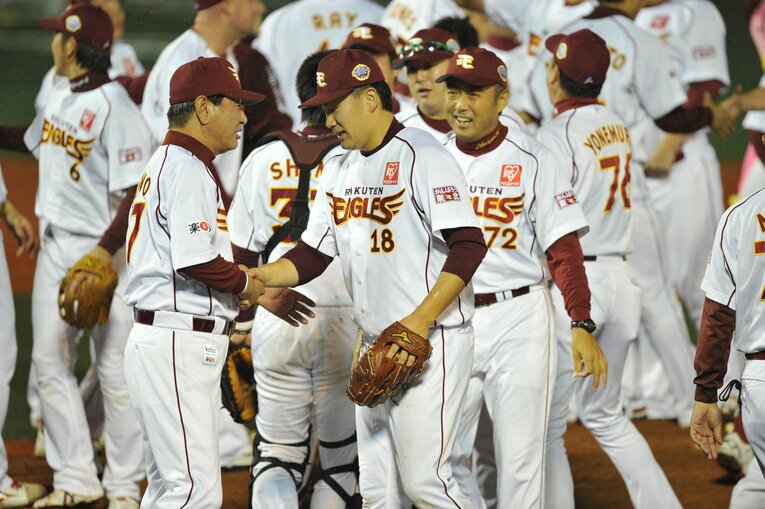 田中将大とがっちり握手をかわす星野監督　©︎Hideki Sugiyama