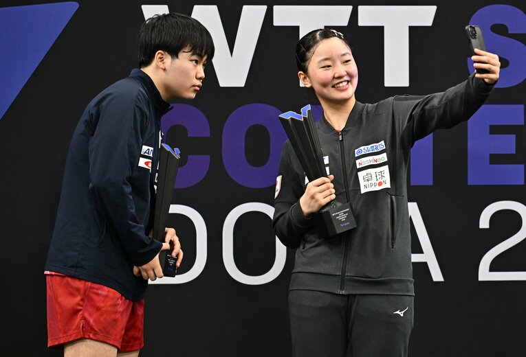張本美和（16歳）と一緒に自撮りする松島輝空（17歳）【スワイプするとその他の写真もご覧になれます】　©JIJI PRESS