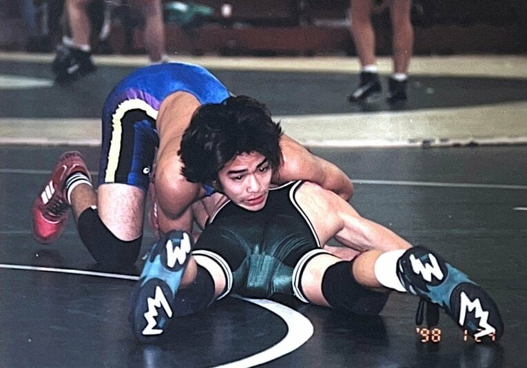 レスリングに打ち込む高校時代の砂辺光久　©Mitsuhisa Sunabe
