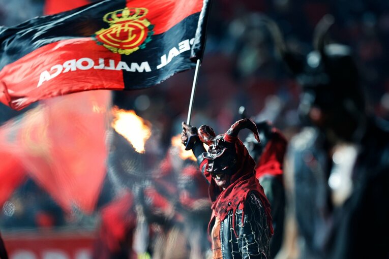 マジョルカのチームキャラクターでもある悪魔に扮したダンサーが試合前のスタジアムを盛り上げた　©Daisuke Nakashima