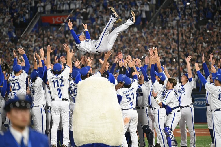 日本一で横浜の空に舞ったDeNA三浦大輔監督　©︎Naoya Sanuki