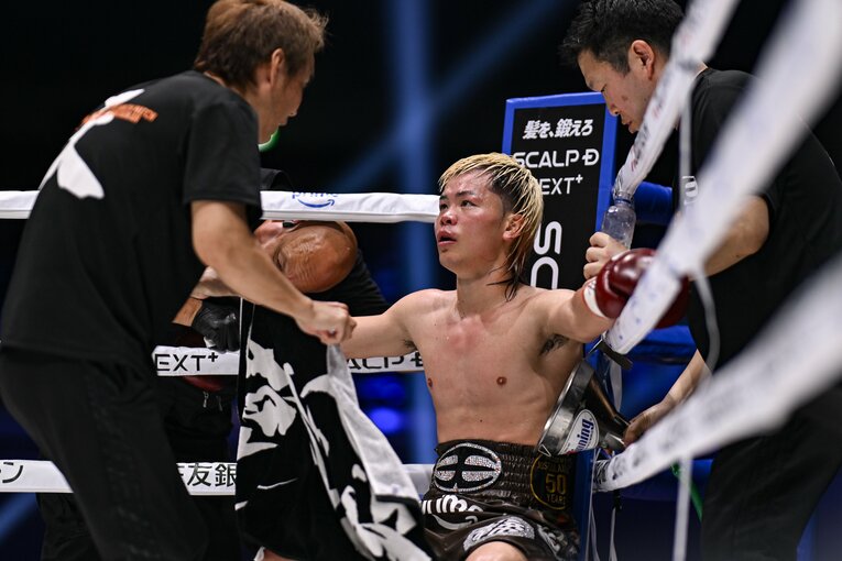 初めてセコンドについた葛西裕一トレーナー（左、GLOVESジム会長）の話に耳を傾ける那須川天心。この試合で初めてすべてのラウンド間で椅子に座って休んだ　©︎Hiroaki Finito Yamaguchi