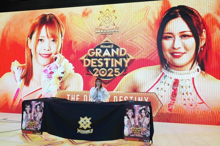 両国国技館でアイコンが逸女に挑む　©Essei Hara