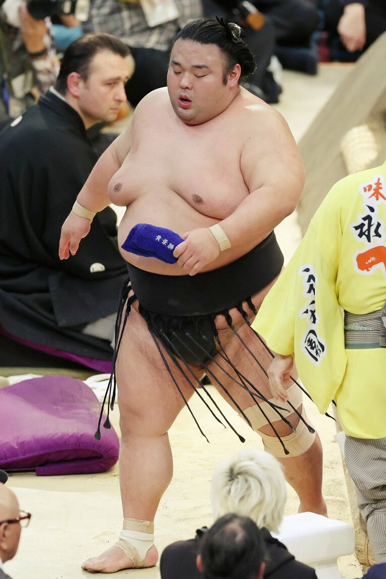 春場所6日目、御嶽海に押し出しで敗れ、花道を引き揚げる貴景勝。翌日から休場　©JIJI PRESS