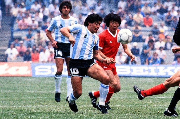 韓国の厳しいマークに苦しみながらも3アシストを記録したマラドーナ。別格の力を見せつけ、W杯制覇まで駆け上がった ／ photograph by Getty Images