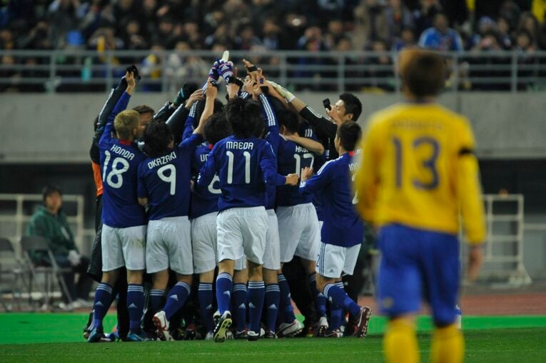 Jリーグ TEAM AS ONEから得点を奪い、祈りを捧げる日本代表（2011年東北地方太平洋沖地震復興支援チャリティーマッチ）　©︎Takuya Sugiyama