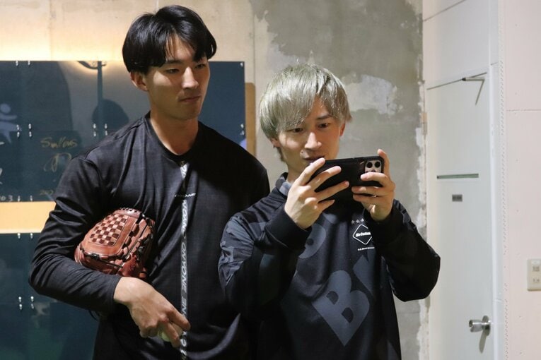 北川雄介トレーナーの助言に耳を傾ける楽天1位・荘司康誠（本人提供）