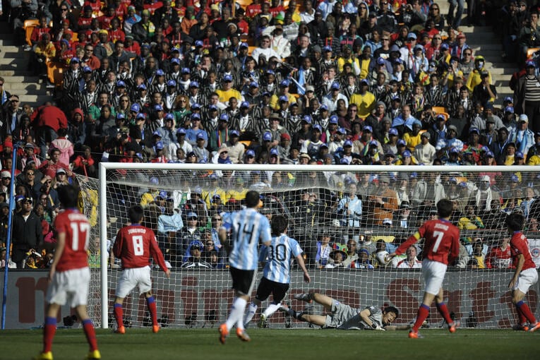 2010年南アフリカW杯のアルゼンチン対韓国。リオネル・メッシのシュートに横っ飛び　©Takuya Sugiyama/JMPA