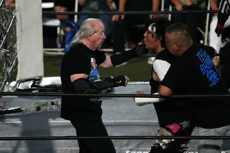 西村修が羽交い絞めにした大仁田厚の顔面を張る83歳のドリー・ファンク・ジュニア　©Essei Hara