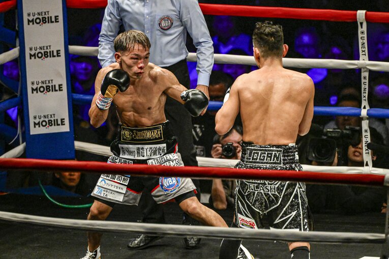 鼻から流血する堤聖也　©Takuya Sugiyama