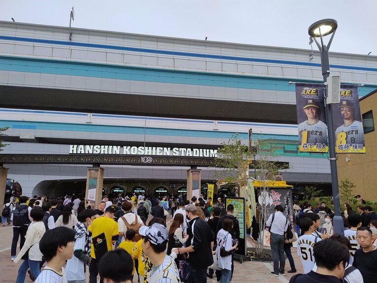 甲子園球場での伝統の一戦に、チアゴ記者は感銘を受けたそうだ　※本人提供