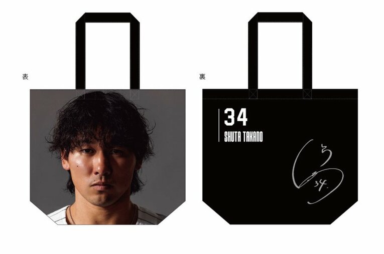 “全米デビュー”を果たした話題のバッグ。黒のキャンバス地にクールな表情の高野の写真プリントが映える ／ photograph by Chiba Lotte Marines