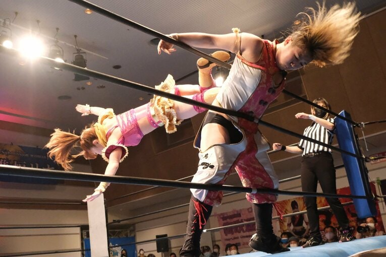 「女優vs交通情報のお姉さん」に18歳同士“意地の張り合い”対決も… 若手勢ぞろいの興行“ピースパ”に見る女子プロレスの未来(19)