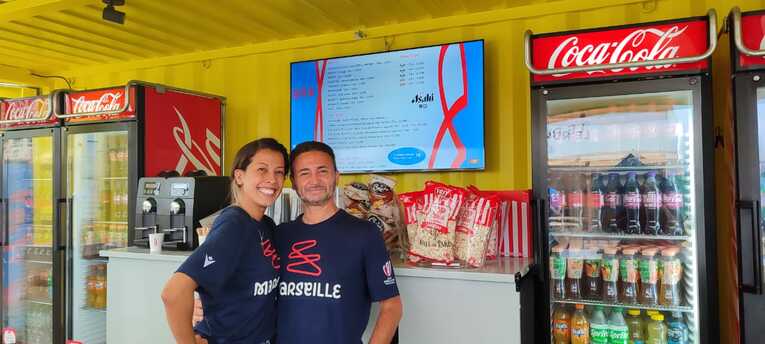 ビール売り場のお姉さんに「私たちは撮ってくれないの」と言われたので応えたら、飛びっきりの笑顔　©Hiroaki Sawada