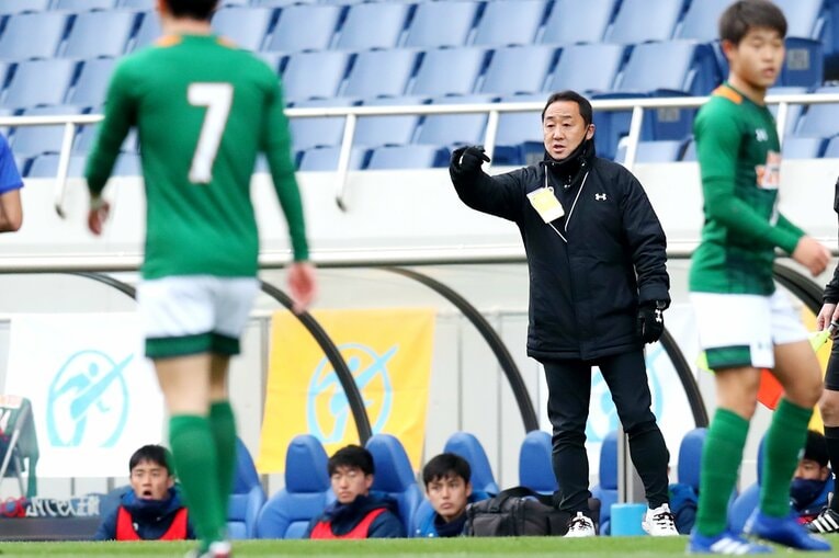青森山田を率いて27年目を迎えた黒田監督（c）Naoki Nishimura/AFLO