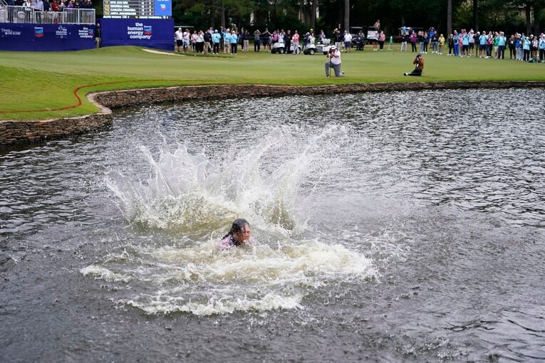 肌寒い天候だったが、歓喜のダイブを披露したリリア・ブ　©︎Shizuka Minami