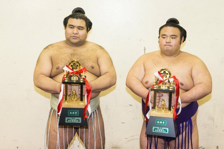 2017年3月、殊勲賞を受ける高安と敢闘賞の貴景勝　©JMPA