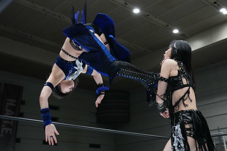 上谷沙弥にミサイルキックを放つ安納サオリ　©Essei Hara