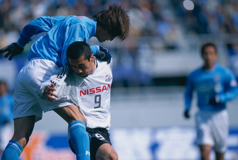 広島のFW久保を止める磐田のディフェンダー　©︎Naoya Sanuki