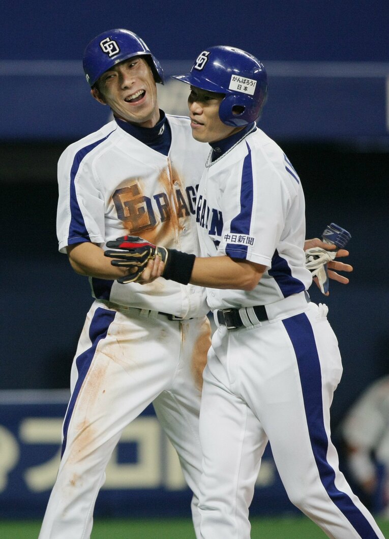 CSで井端が2ランを放ち、ホームベース付近でアライバ笑顔のツーショット　©JIJI PRESS