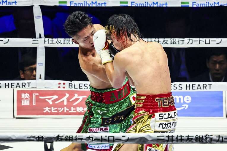 井上拓真の右アッパーが那須川天心の顔面をとらえた瞬間の連続写真（1枚目） ©Susumu Nagao