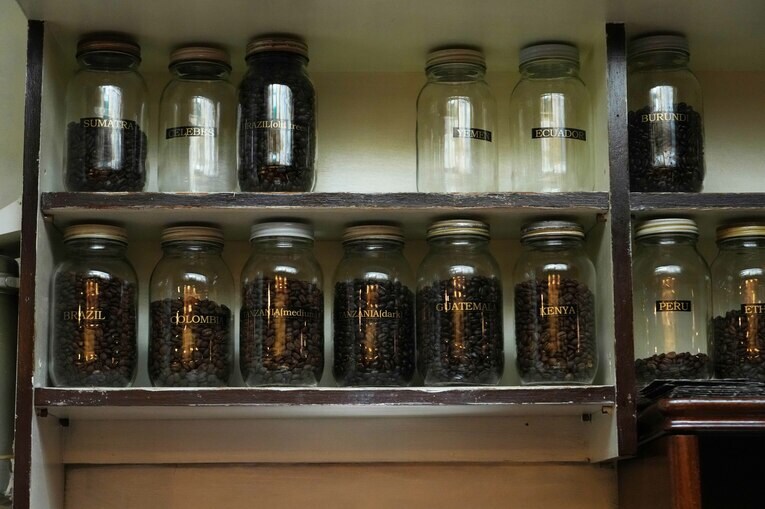 棚に並んだコーヒー豆　©Essei Hara