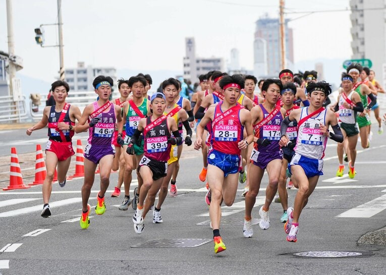 1区を走るランナーたち。2年生の新妻（兵庫）や増子（福島）が先行する中、3年生の濱口（長野）が貫録の区間賞　©︎Satoshi Wada