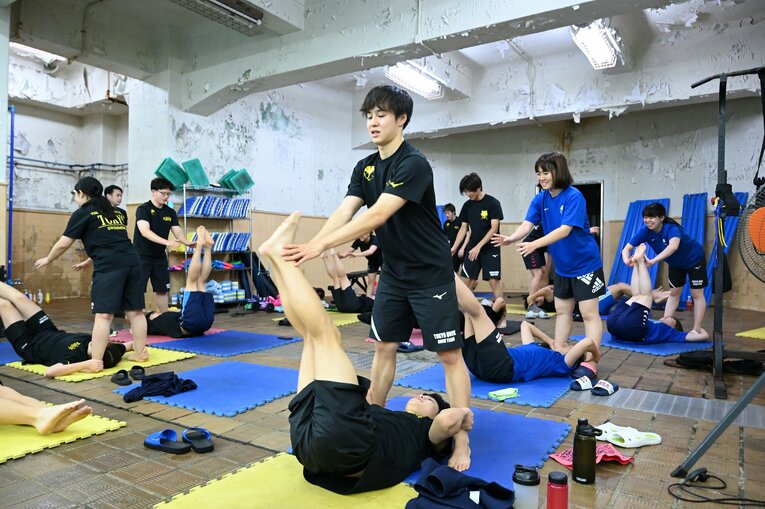 二人一組でのトレーニングでコミュニケーションの活発化を狙う　©Keiji Ishikawa