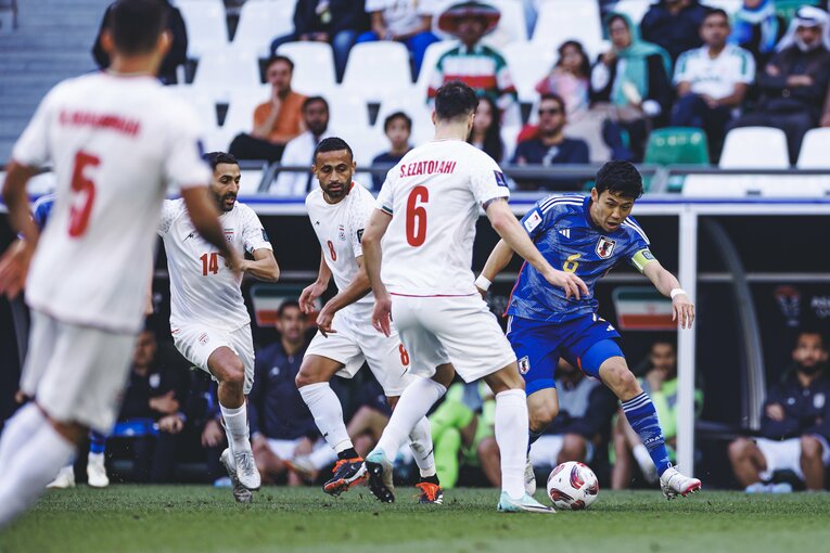 遠藤航へプレスを仕掛けるイラン陣営。彼らの狙いは「日本の中盤に仕事をさせない」ことだった　©Kiichi Matsumoto