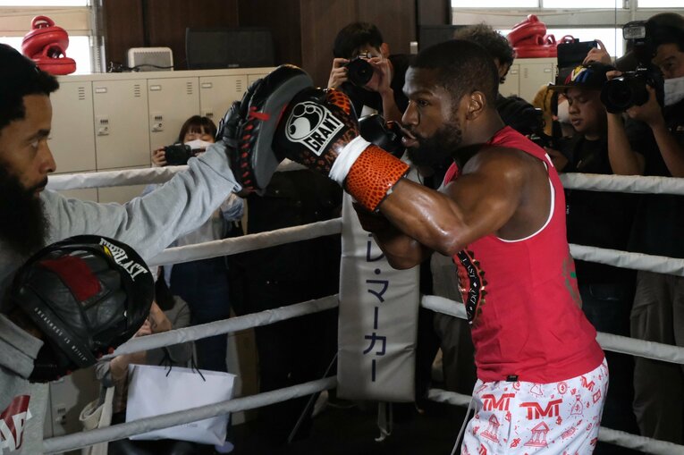 銀座でショッピングする姿が話題となったメイウェザーだが、公開練習ではマスコミ、関係者を唸らせた　©Norihiro Hashimoto