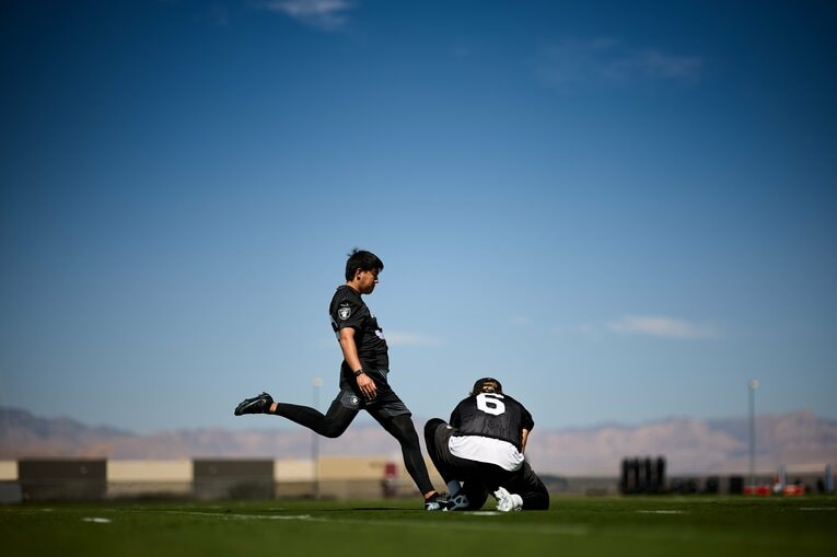 レイダースのオフシーズン・トレーニングに参加している松澤　©Michael Clemens/Las Vegas Raiders
