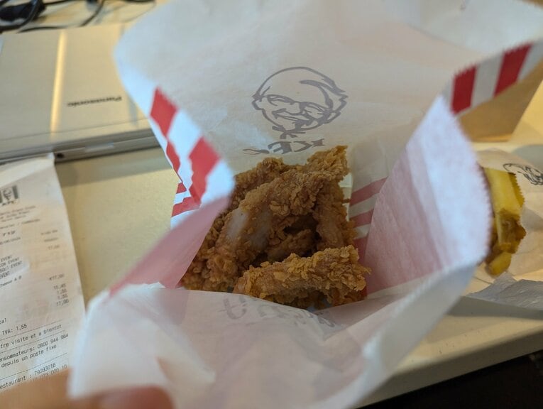 ケンタッキーのチキンとドリンクのセット。お値段は…　©Yu Saito