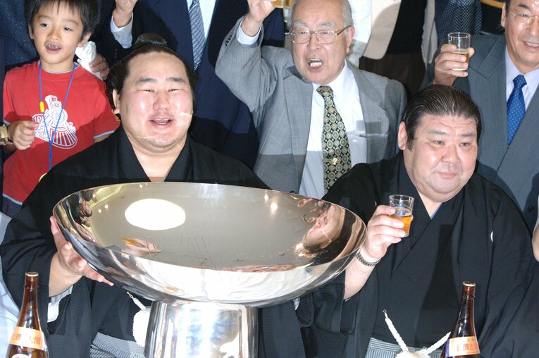 優勝後の美酒で大はしゃぎ（全13枚の2枚目）　©BUNGEISHUNJU