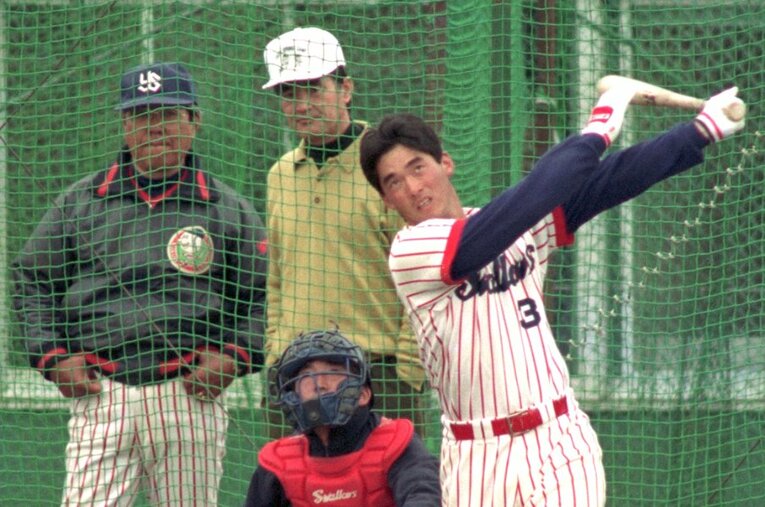 1991年2月、ヤクルトのキャンプで息子・長嶋一茂のバッティングをチェックする長嶋茂雄。隣には野村克也 ／ photograph by Sankei Shimbun