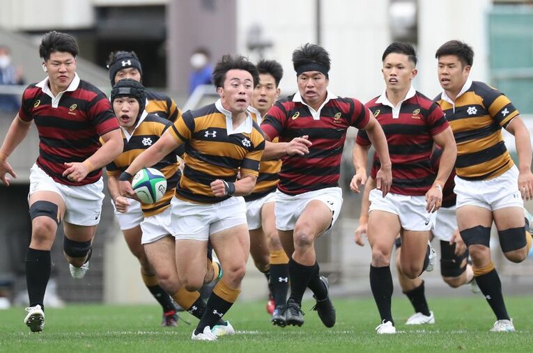 11月23日の早慶戦。前半、突進する慶応・鬼木崇。試合は22対11で早稲田が勝利した ／ photograph by Sankei Shimbun