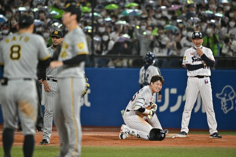 逆転を呼び込むヘッスラ内野安打を決めたヤクルト村上　©︎Hideki Sugiyama