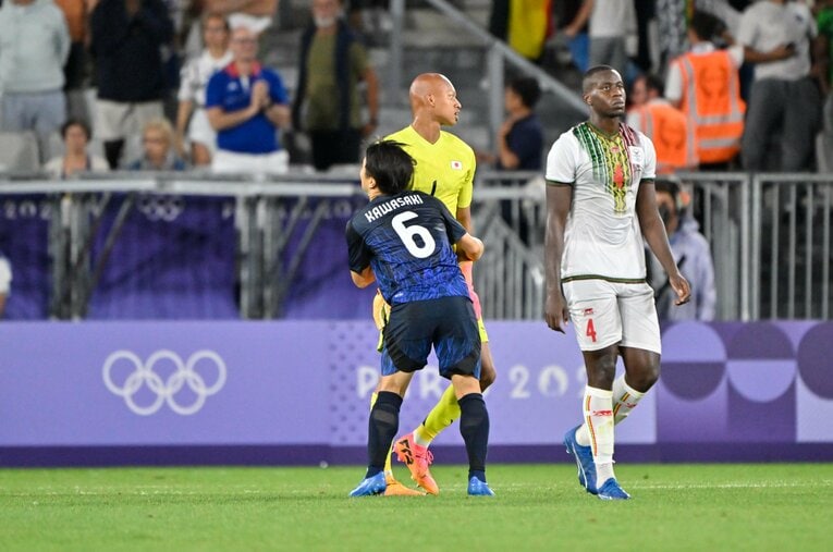 小久保玲央ブライアンの“事実上PKストップのち川崎颯太とハグ”（全5枚中の4枚目）©Takuya Nakachi/JMPA