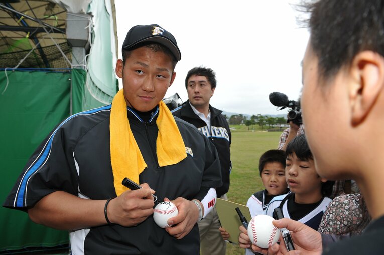 日本ハム時代、ファンにサインする中田翔／2008年　©︎Hideki Sugiyama