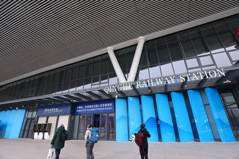 北京市内の清河駅。高速鉄道が走る　©JMPA