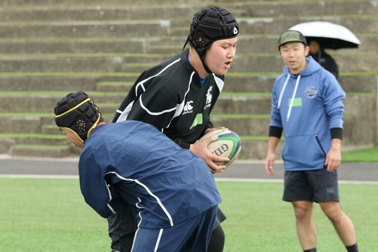チームメイトと練習する信也さん　写真提供：Elite Rugby Academy