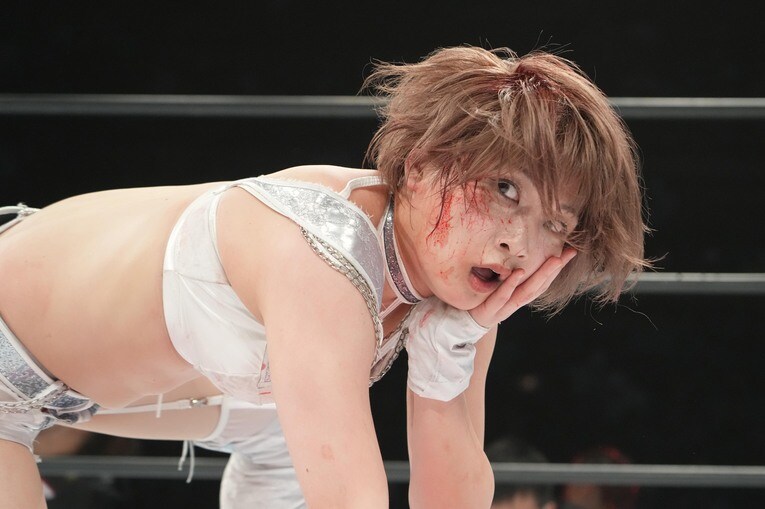 ジュリアに視線を送る安納サオリ