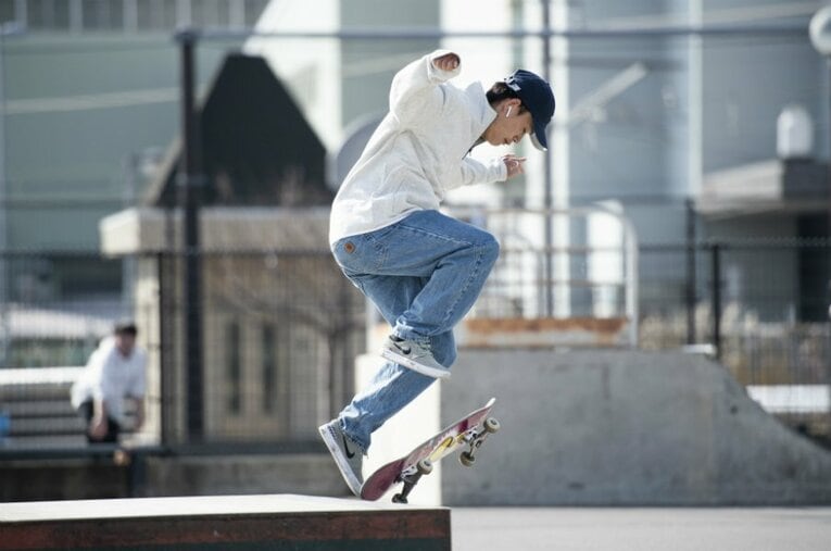 白井は、手すりや階段などを模した構造物を使って技を繰り出す「ストリート」で東京五輪の金メダルを目指す。 ／ photograph by  Yuki Suenaga