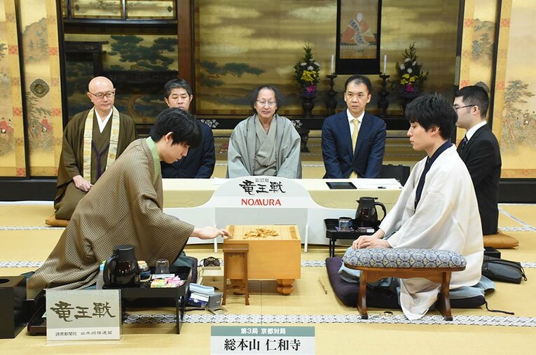 第37期竜王戦第3局。藤井聡太竜王・名人（左）は初タイトル挑戦の4年間で“不戦敗なし”である ／ photograph by 日本将棋連盟