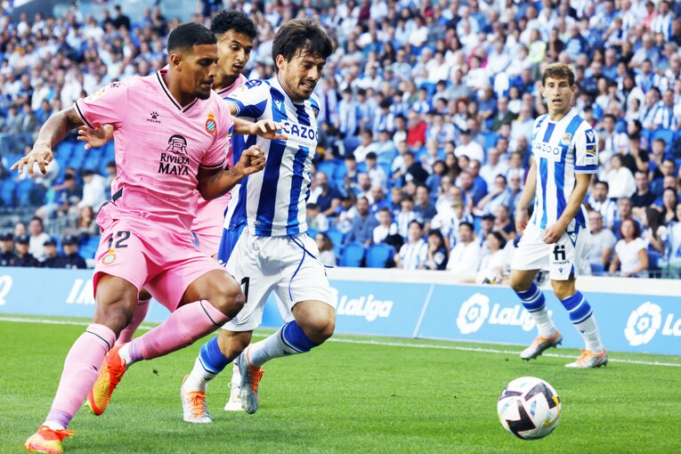 「KUBOコール」や「武房、シャツくれませんか」日本語メッセージの少年、猛プレスに感謝のハグ…“久保建英リーガ100戦目の進化”を撮った(50)