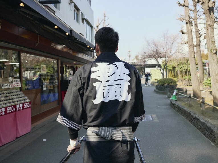 【人力車でバーチャル浅草さんぽ】元ラグビー日本代表…ムキムキの児玉健太郎さんが引く人力車で浅草を回った気になれる！　人力車夫のお仕事風景を見る　©︎Yuki Suenaga